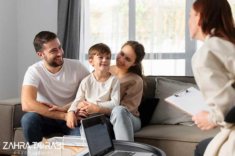 آشنایی با روانشناسی کودک و نقش آن در رشد و تربیت کودکان 3 close up family discussing with therapist